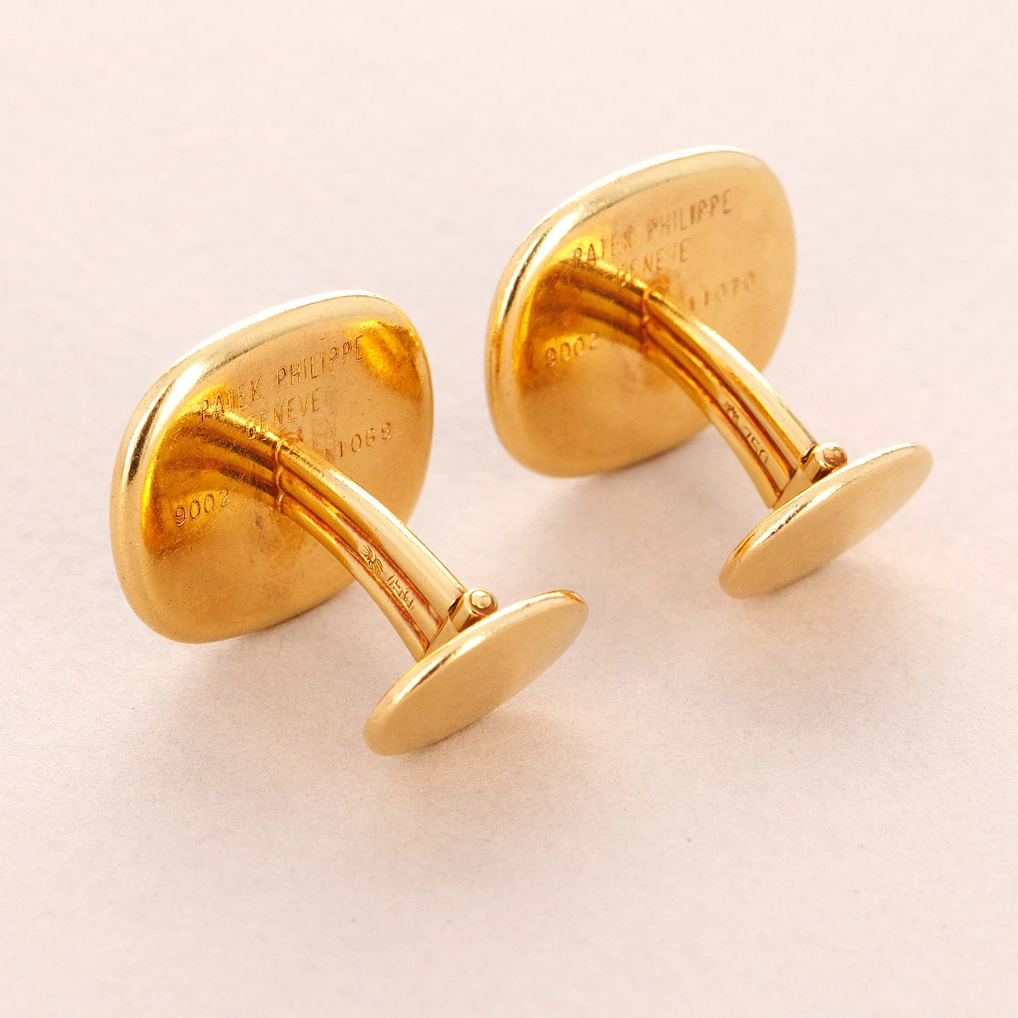 Patek Philippe Yellow Gold Ellipse Cufflinks Ref. 9003 with Calatrava Cross (Objet) - Image 4