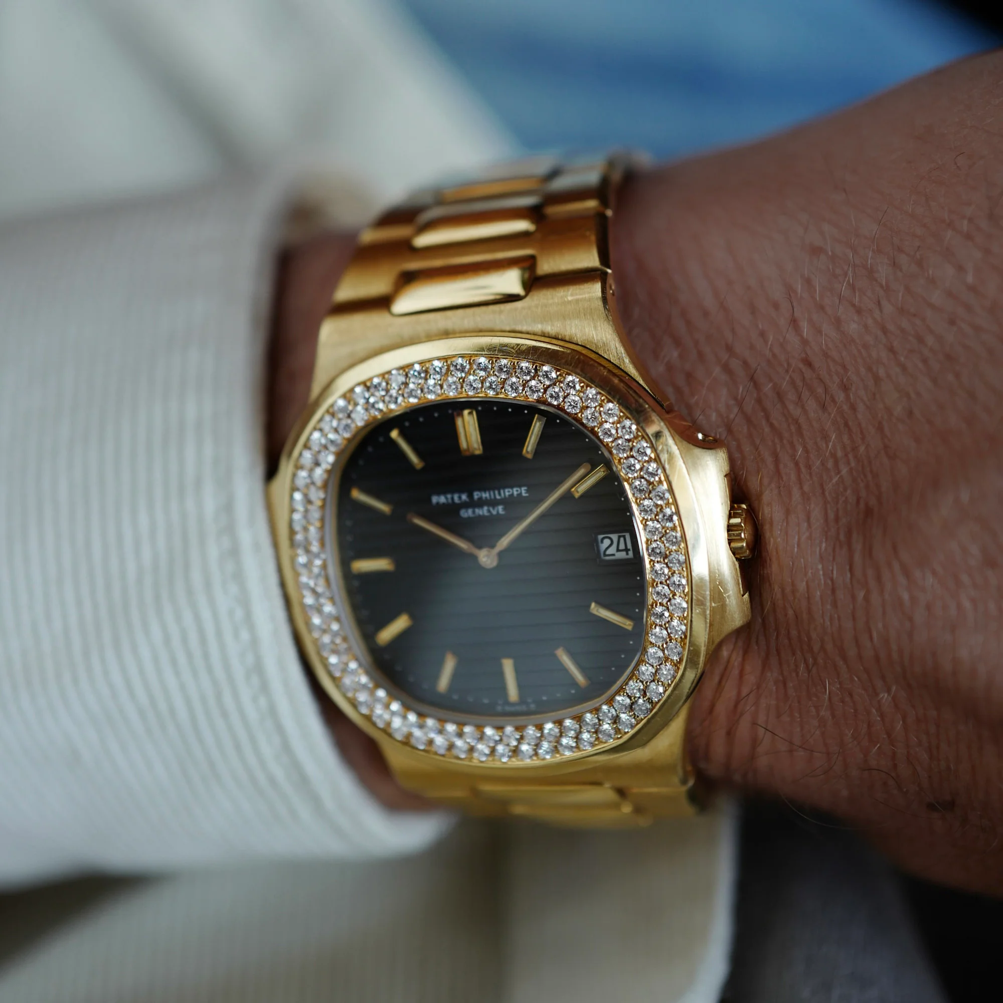 Patek Philippe Yellow Gold Nautilus Ref. 3700 with Diamond Bezel - Image 4