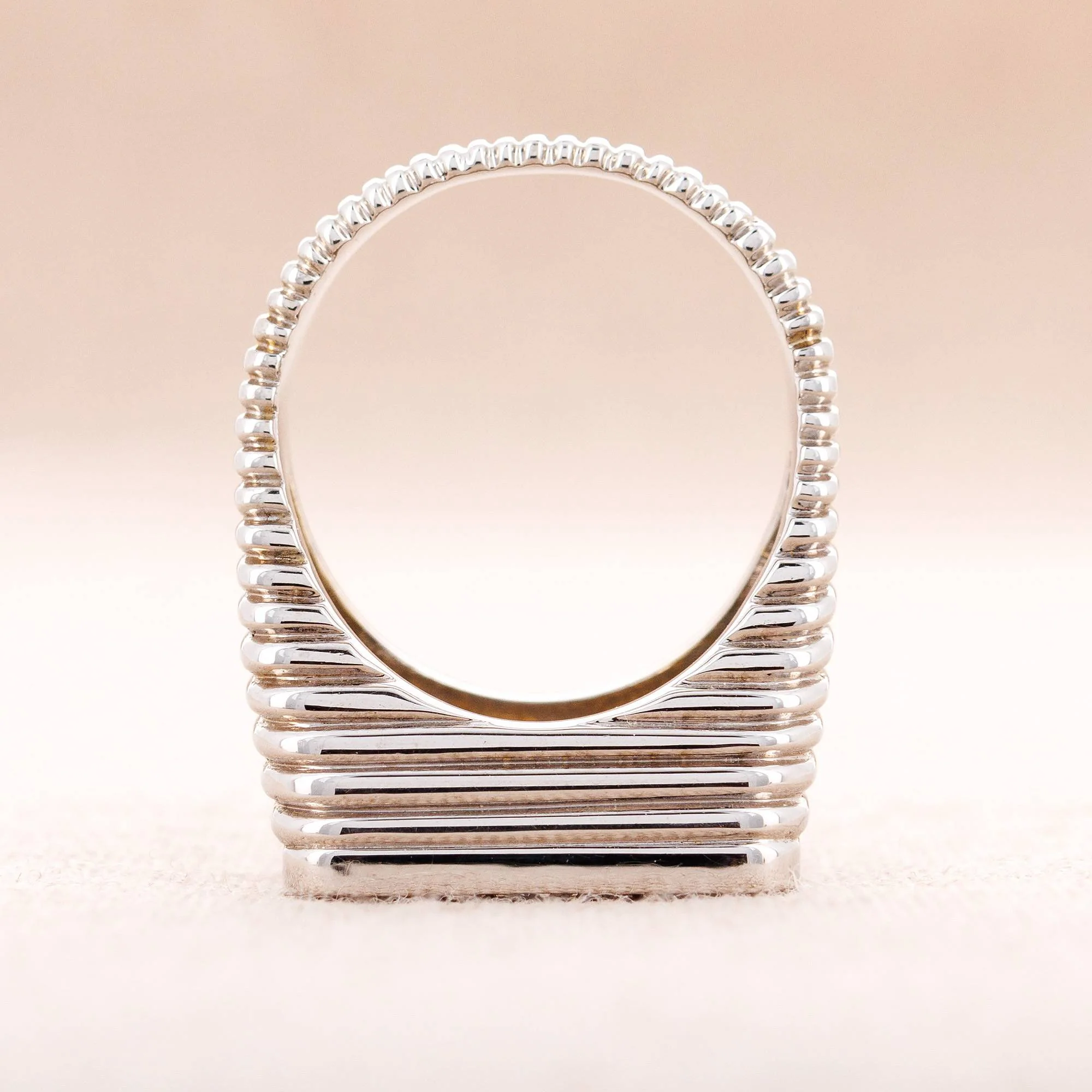 Vacheron & Constantin White Gold Ring with Mother of Pearl, Onyx and Diamonds (Objet) - Image 3