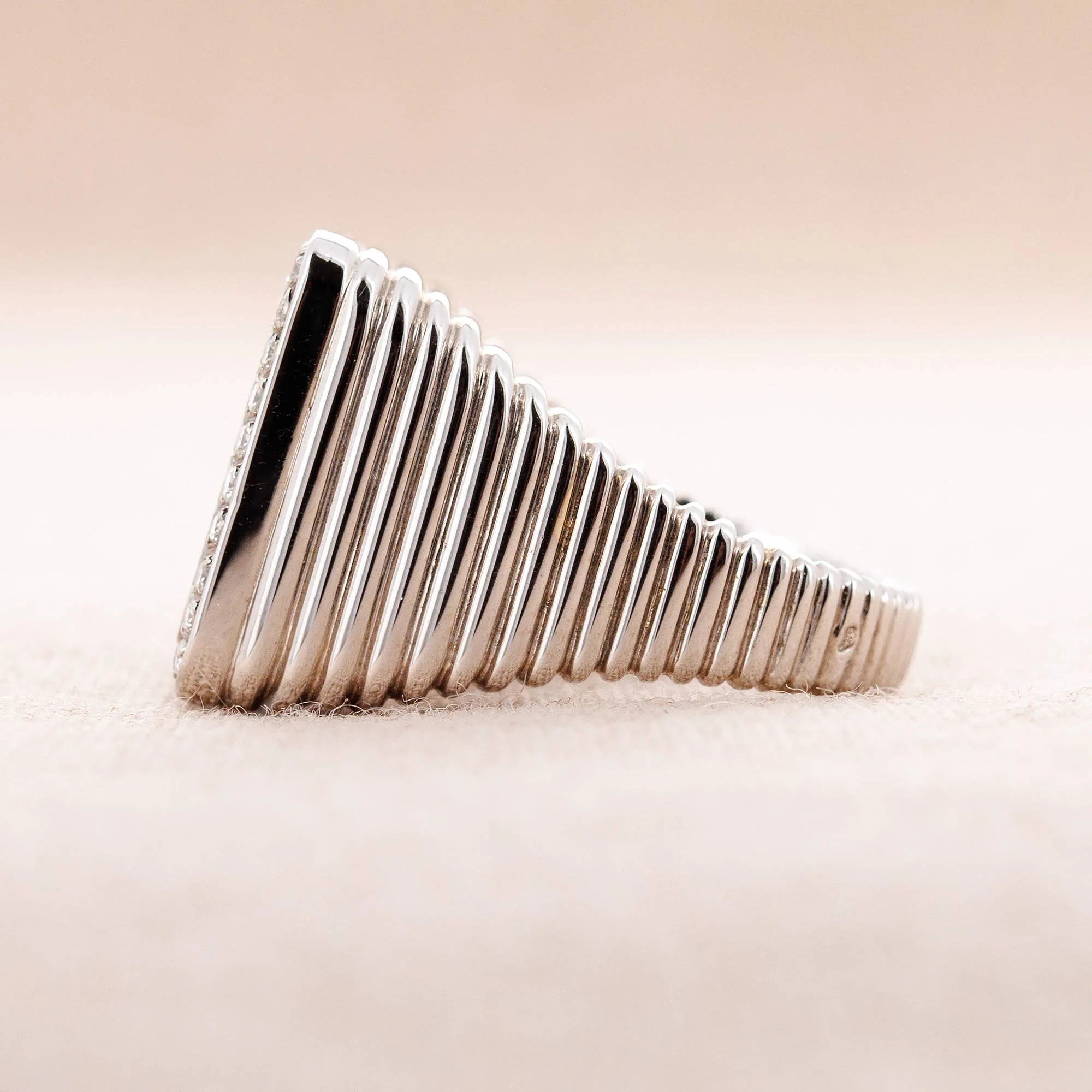 Vacheron & Constantin White Gold Ring with Mother of Pearl, Onyx and Diamonds (Objet) - Image 4