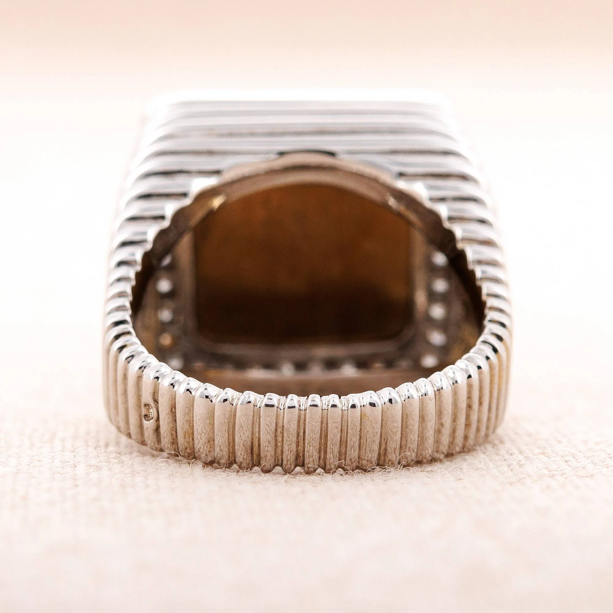 Vacheron & Constantin White Gold Ring with Mother of Pearl, Onyx and Diamonds (Objet) - Image 5