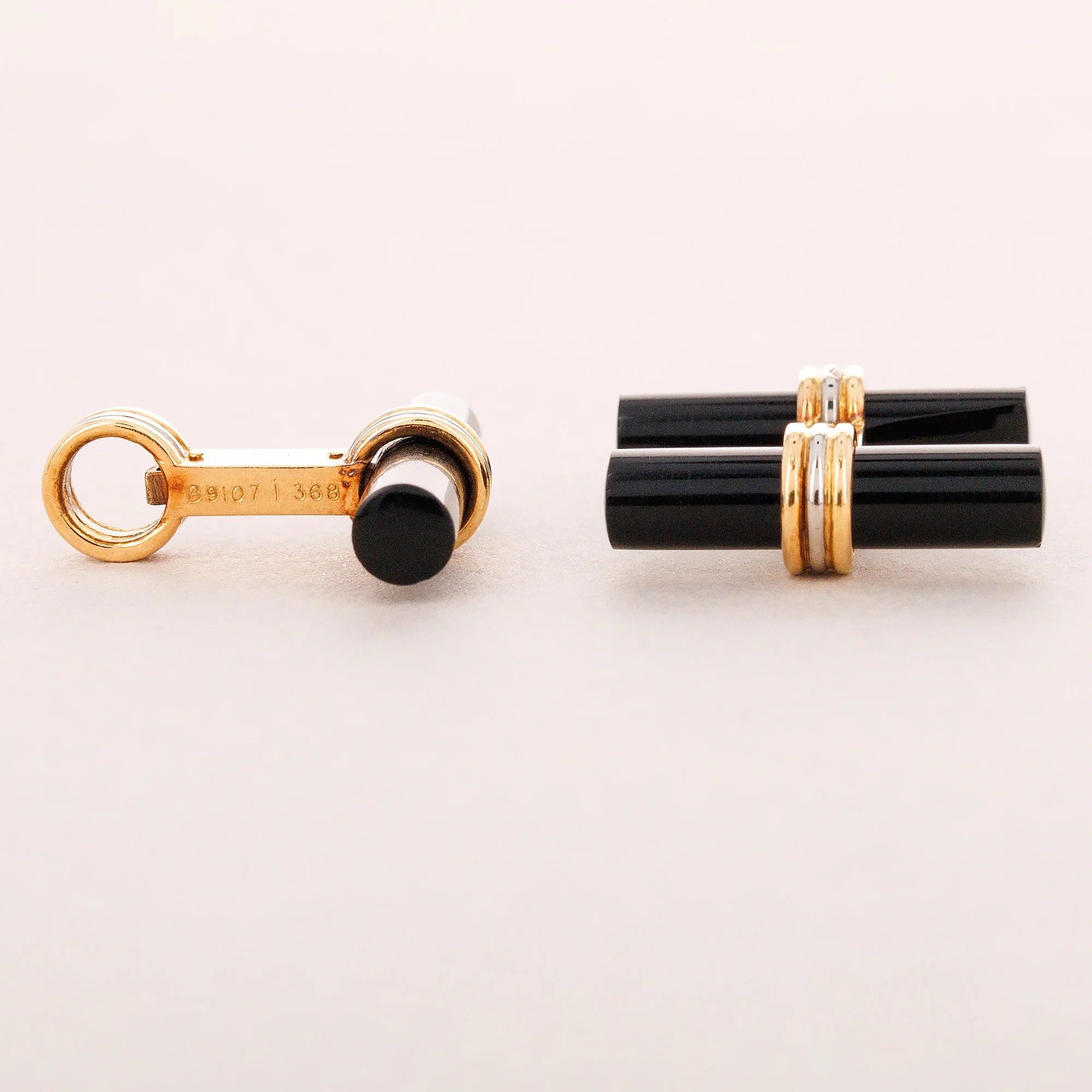 Van Cleef & Arpels Yellow and White Gold Cufflinks with Onyx Bars (Objet) - Image 3