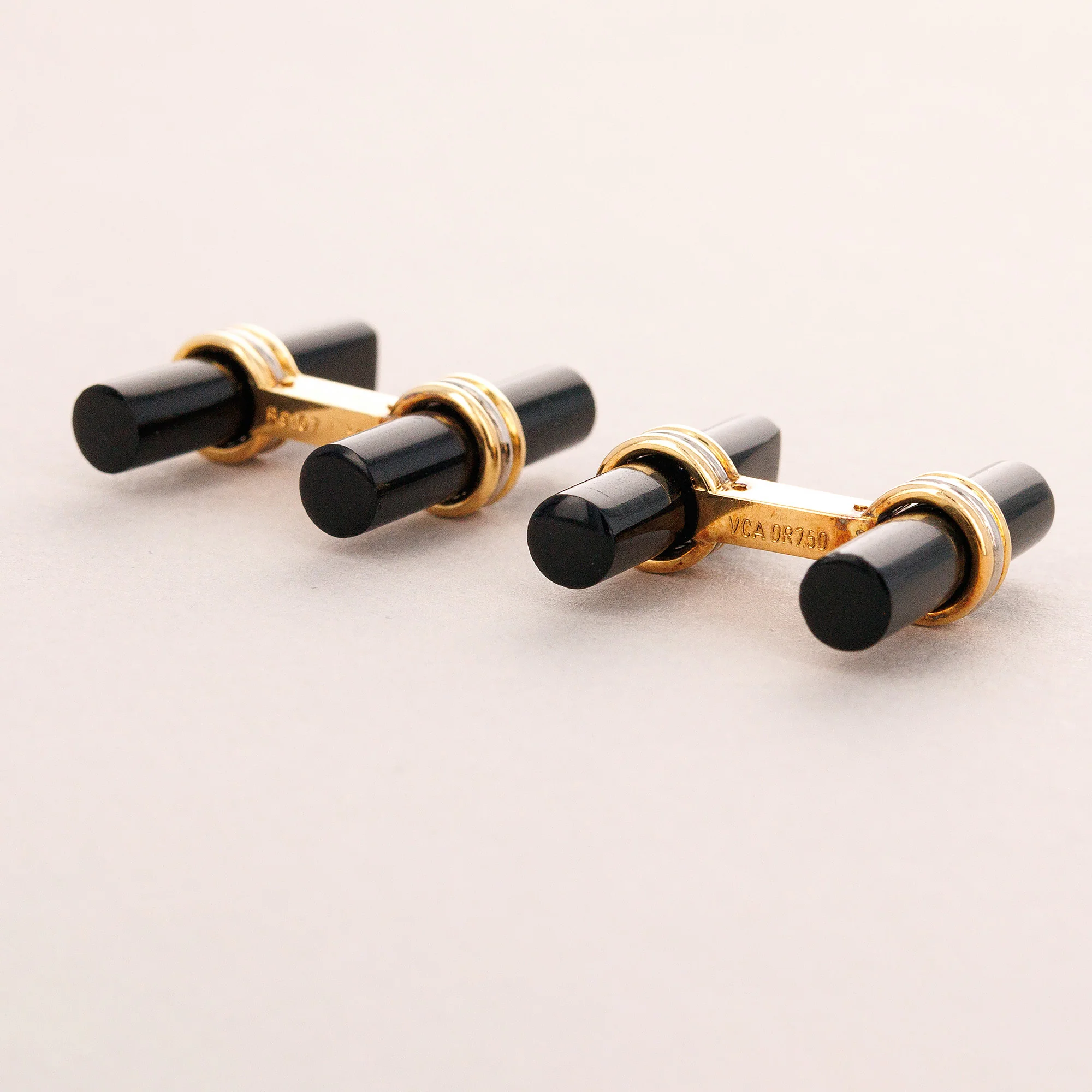Van Cleef & Arpels Yellow and White Gold Cufflinks with Onyx Bars (Objet) - Image 4